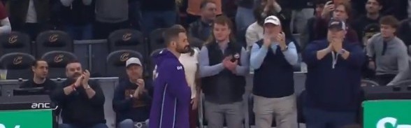 开云app下载-青春的回忆！骑士主场致敬乐福 所有观众起立鼓掌欢呼！