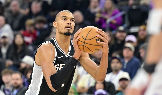 开云app下载-外线没开！文班亚马半场三分球4中0拿到8分8板2帽