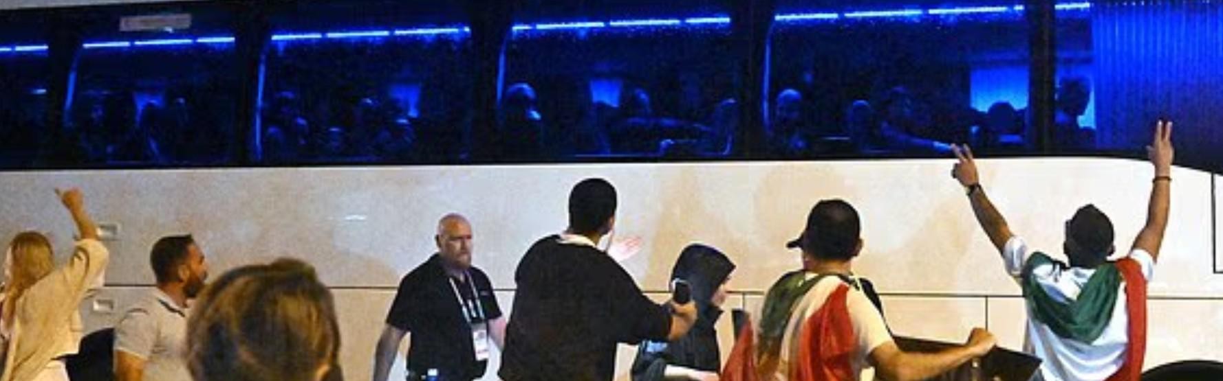 glow-kaiyun.com-伊朗女足手语比出求救讯号，伊朗球迷围堵大巴呼吁保护球队成员