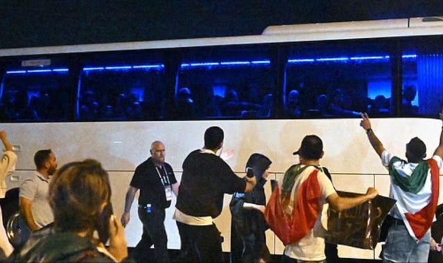 glow-kaiyun.com-伊朗女足手语比出求救讯号，伊朗球迷围堵大巴呼吁保护球队成员